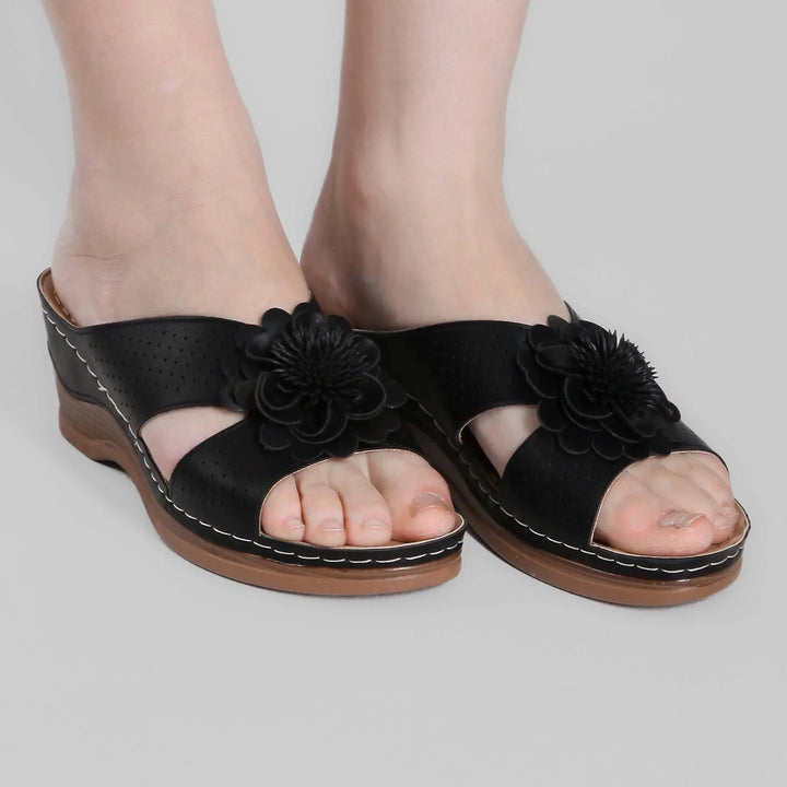 Comfort e stile: sandali donna con zeppa floreale, ottimi per la primavera-estate.