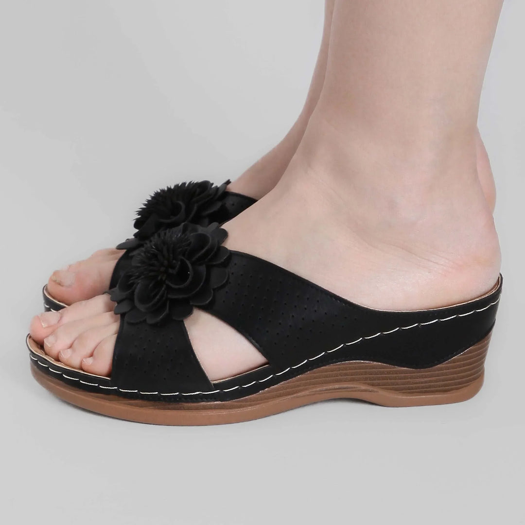 Zeppe donna floreali e regolabili, perfette per un look estivo elegante.