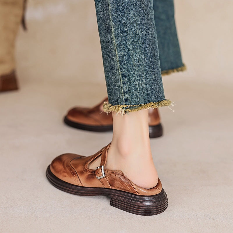 Eleganti Mary Jane da donna con cinturino regolabile. Scarpe nere comode e versatili, ideali per outfit autunno inverno.