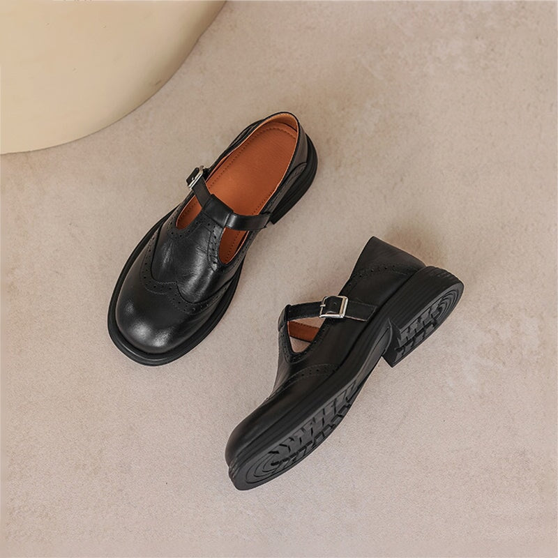 Calzature Mary Jane donna eleganti e comode. Scarpe marroni con cinturino regolabile, ideali per la moda autunnale.