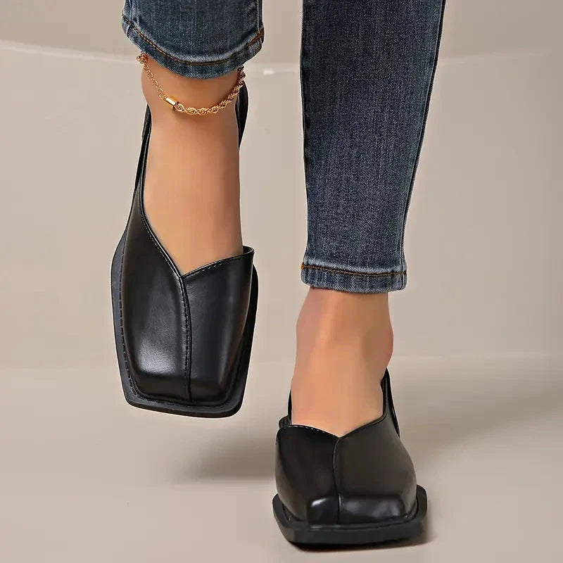 Un classico reinventato: scarpe basse slip-on in pelle da donna, per un comfort senza tempo.