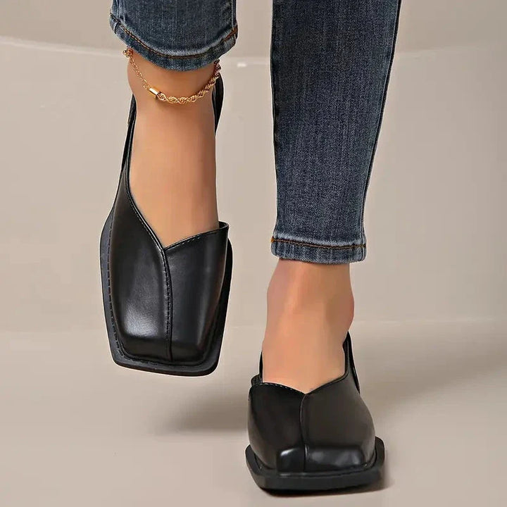 Un classico reinventato: scarpe basse slip-on in pelle da donna, per un comfort senza tempo.