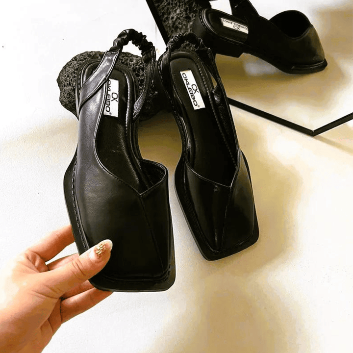 Scarpe in pelle da donna, modello slip-on per un look elegante senza sforzo al lavoro.