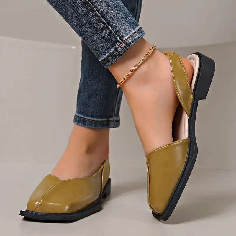 Scarpe da giorno slip-on in pelle per donna, offrono stile e comfort in un unico design.