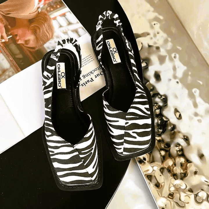 Dettaglio ravvicinato delle scarpe basse slip-on da donna in pelle, suola flessibile.
