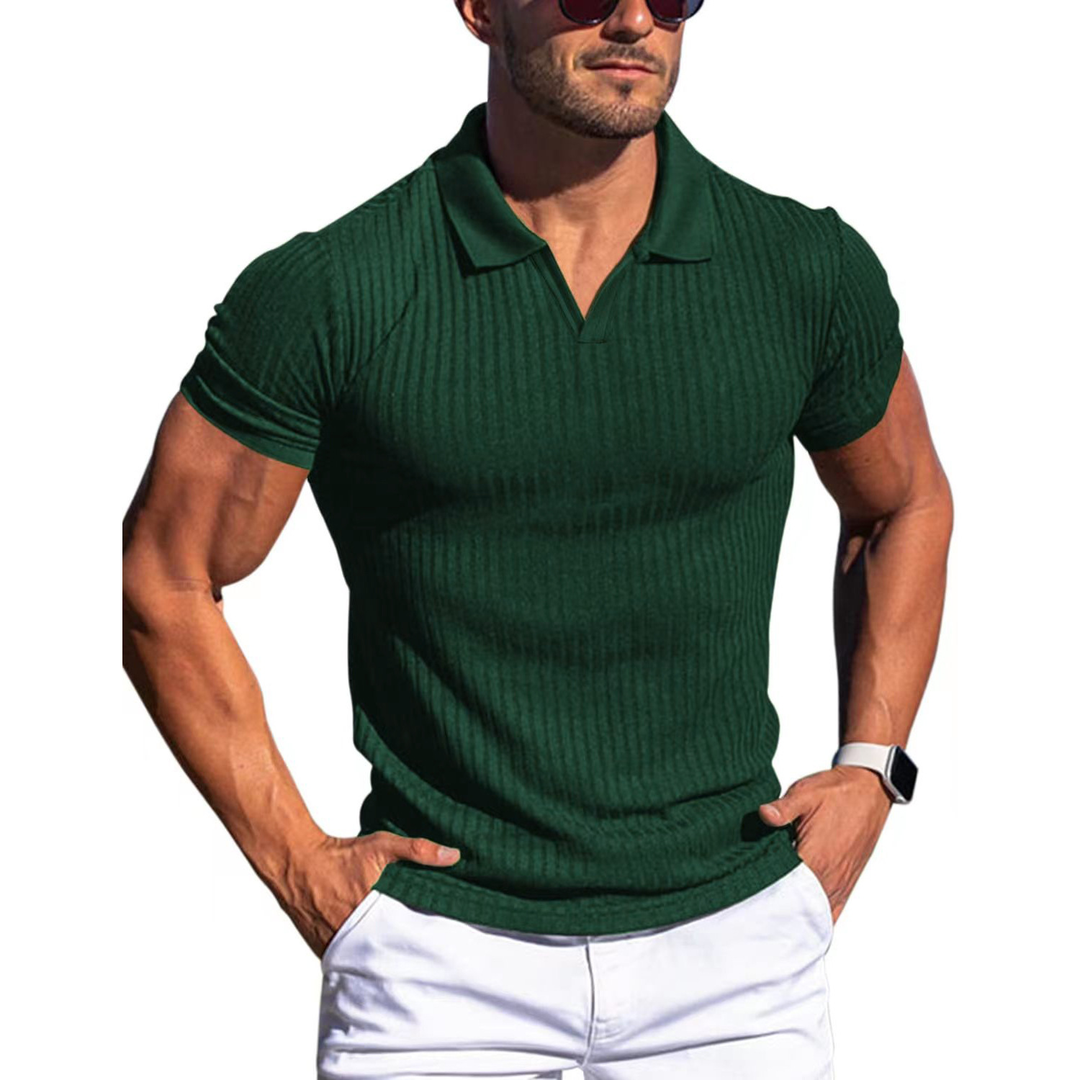 Dettaglio della trama a coste sulla polo uomo aderente, maniche corte, per uno stile raffinato e versatile.