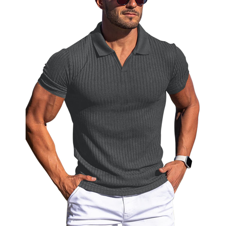 Polo uomo moderna a coste, vestibilità aderente e maniche corte, un classico reinventato per la moda estiva.