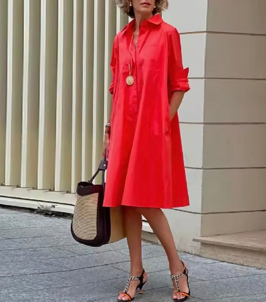Modello abito camicia midi da donna, elegante e confortevole, con tasche. Versatile per ogni occasione.