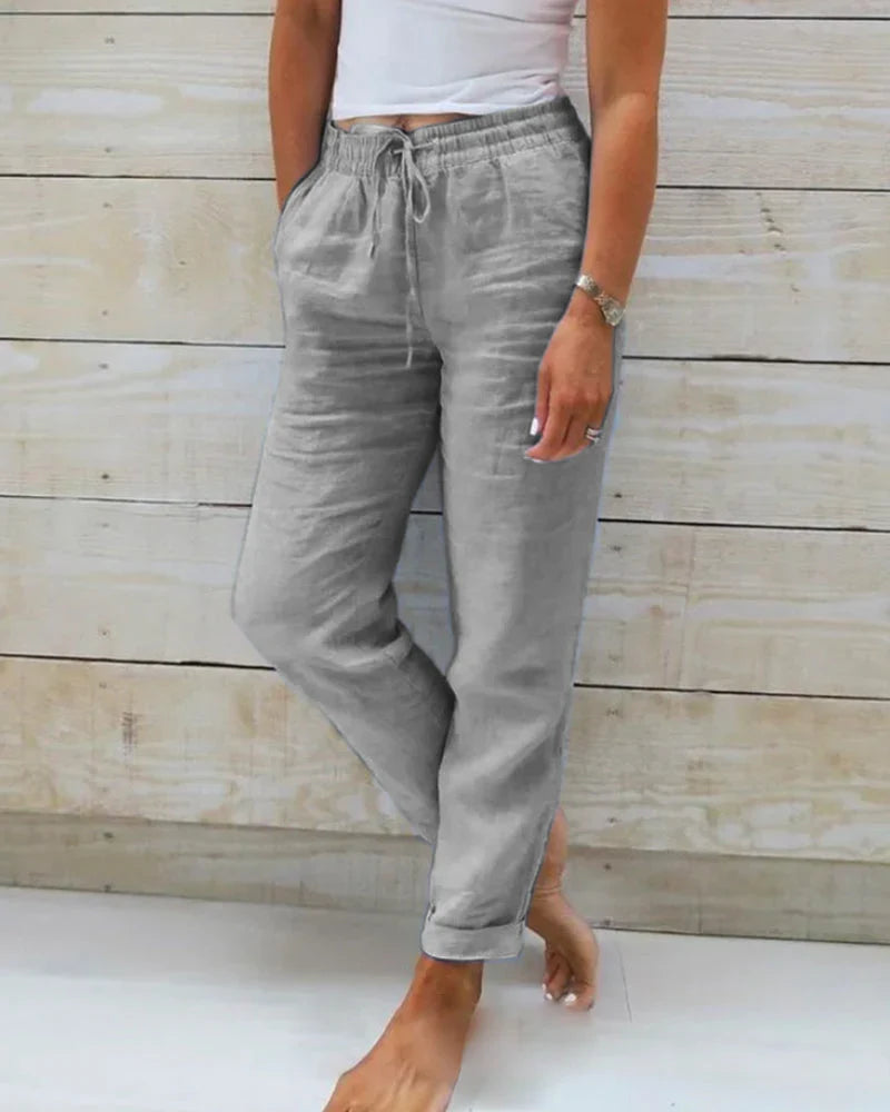 Pantaloni casual donna con vita elastica e tasche. Ideali per comfort quotidiano e stile estivo.