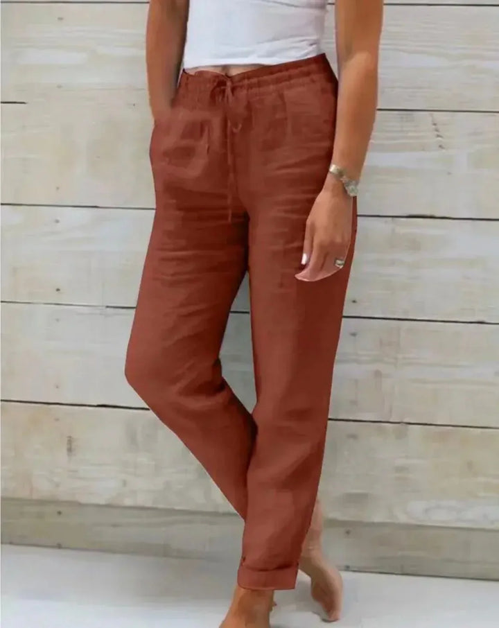 Versatili pantaloni donna con vita elastica e tasche. Ideali per relax o attività quotidiane in estate.