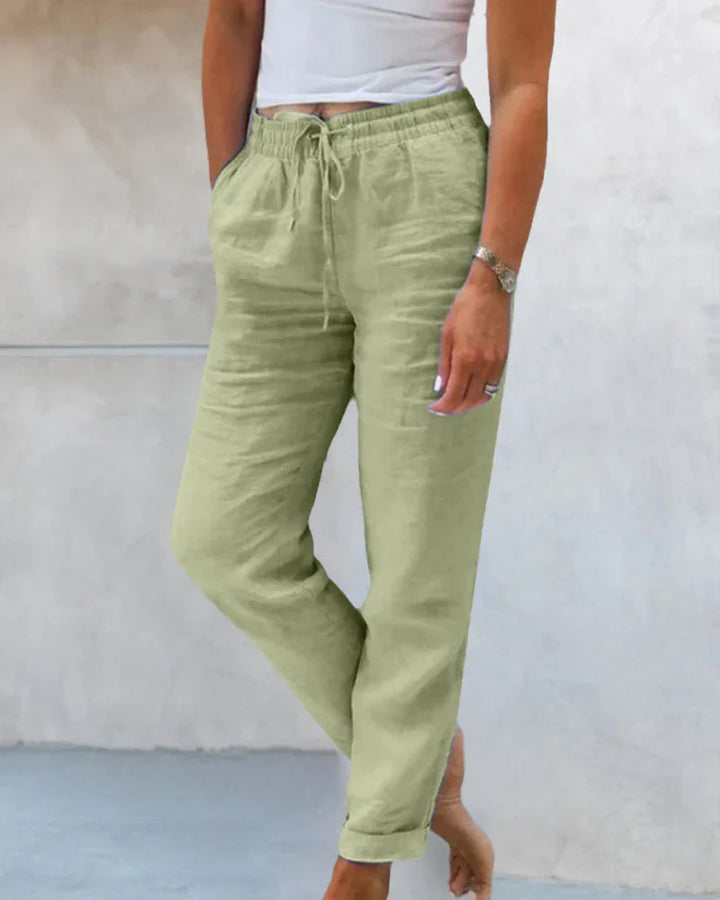 Pantaloni donna moda casual con vita elastica e pratiche tasche. Essenziali per il guardaroba estivo quotidiano.