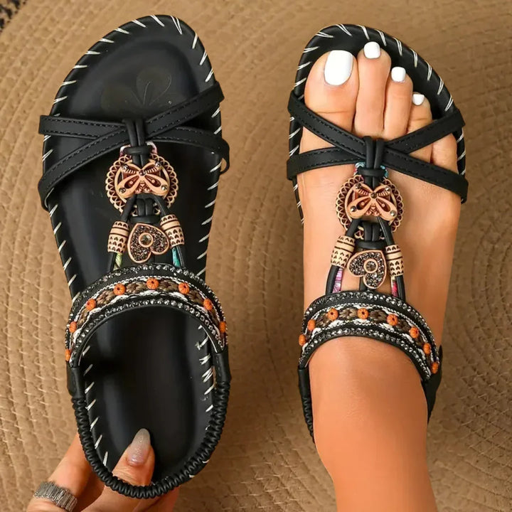 Infradito donna alla moda con perline colorate e motivo floreale sulla suola, stile spiaggia e comfort.