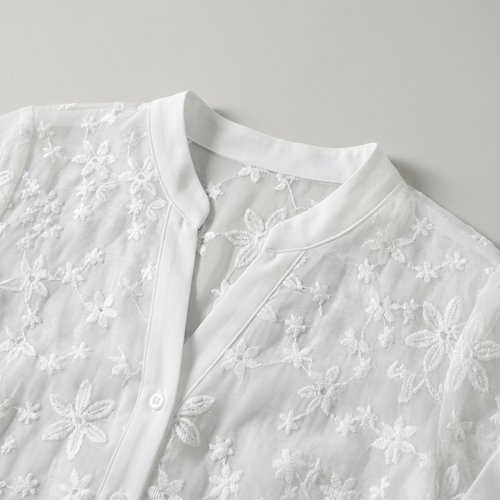 Blusa floreale da donna con scollo a V e bottoni decorativi, un top femminile elegante e casual chic.