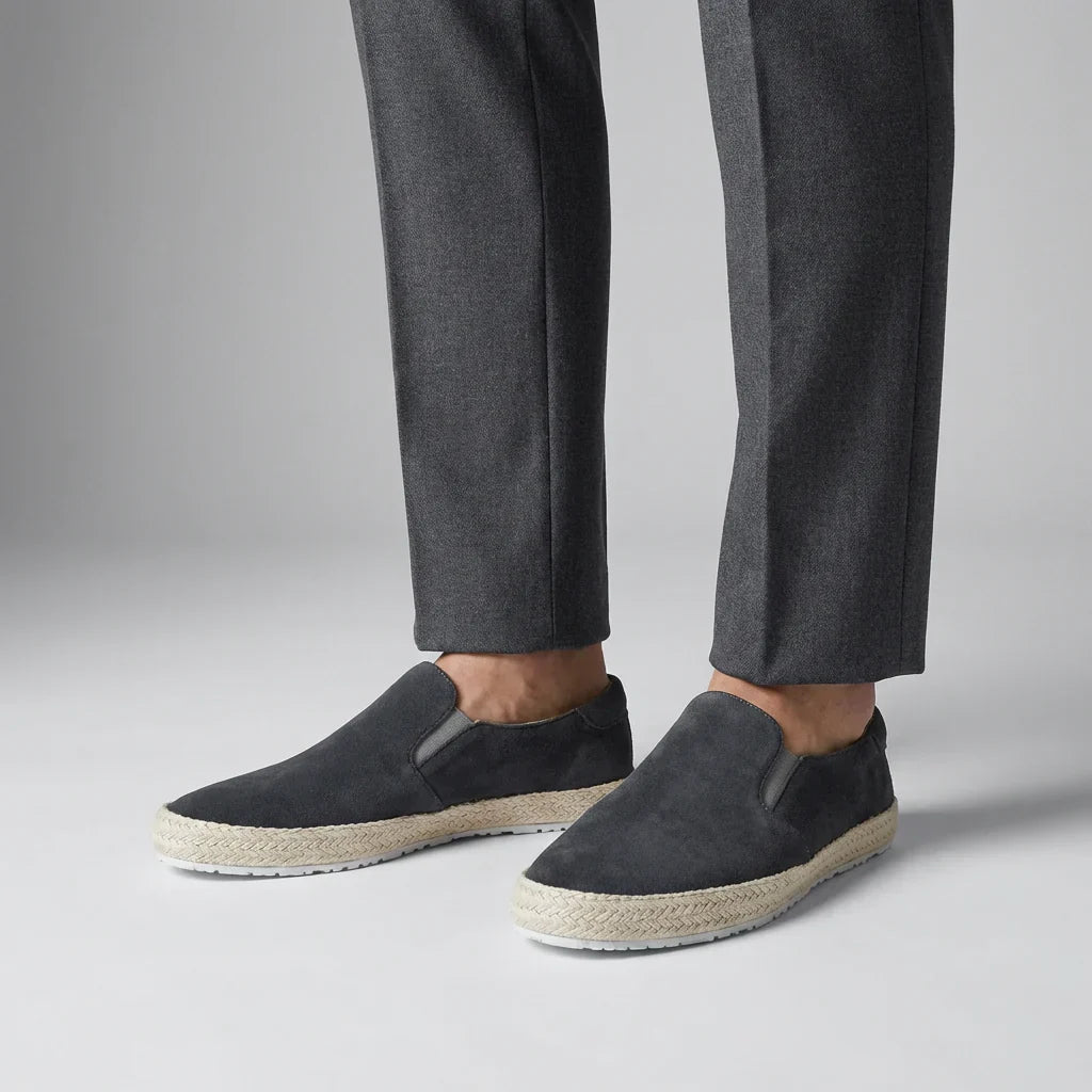 Espadrillas slip-on uomo blu navy, suola in corda. Perfette per un look estivo casual e comodo.
