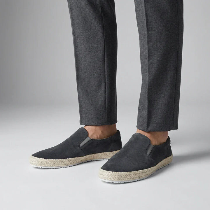 Espadrillas slip-on uomo blu navy, suola in corda. Perfette per un look estivo casual e comodo.