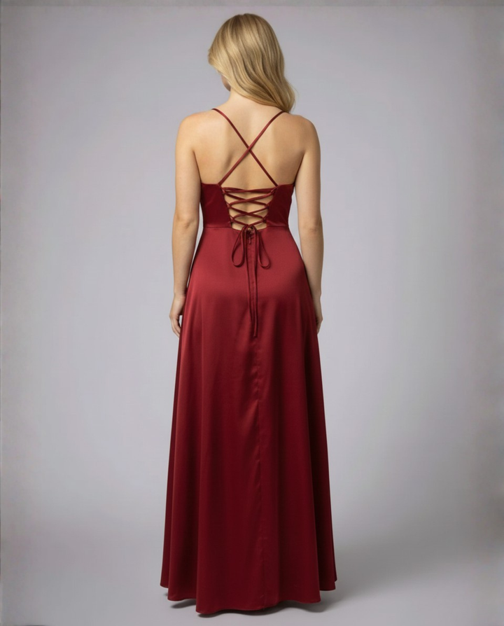 Abito lungo donna chic e fluido con spacco, esalta la silhouette con movimento femminile.