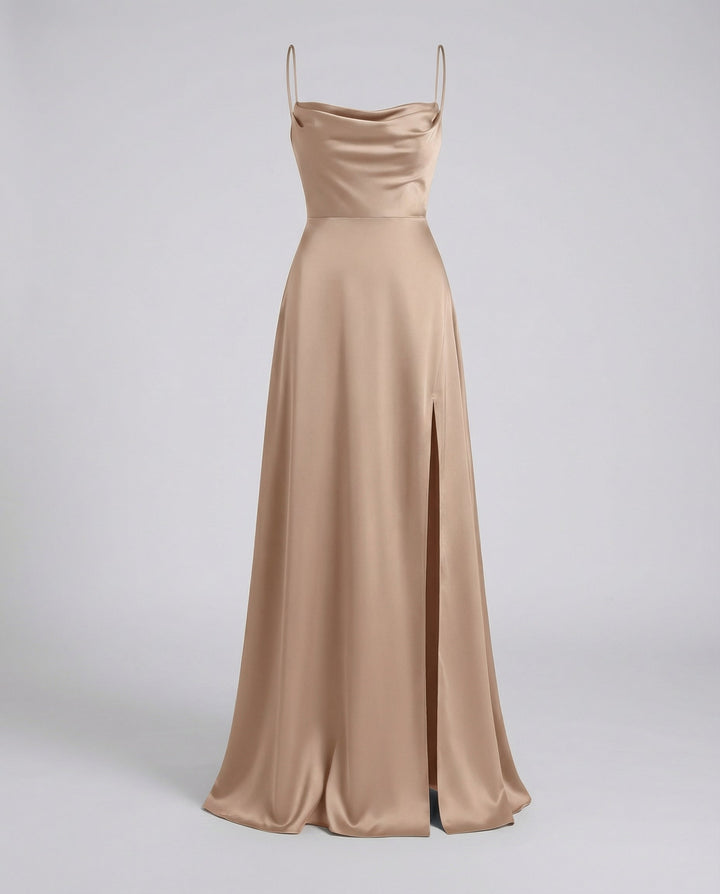 Abito maxi donna fluido con spacco, elegante e di moda, per uno stile femminile e serale.