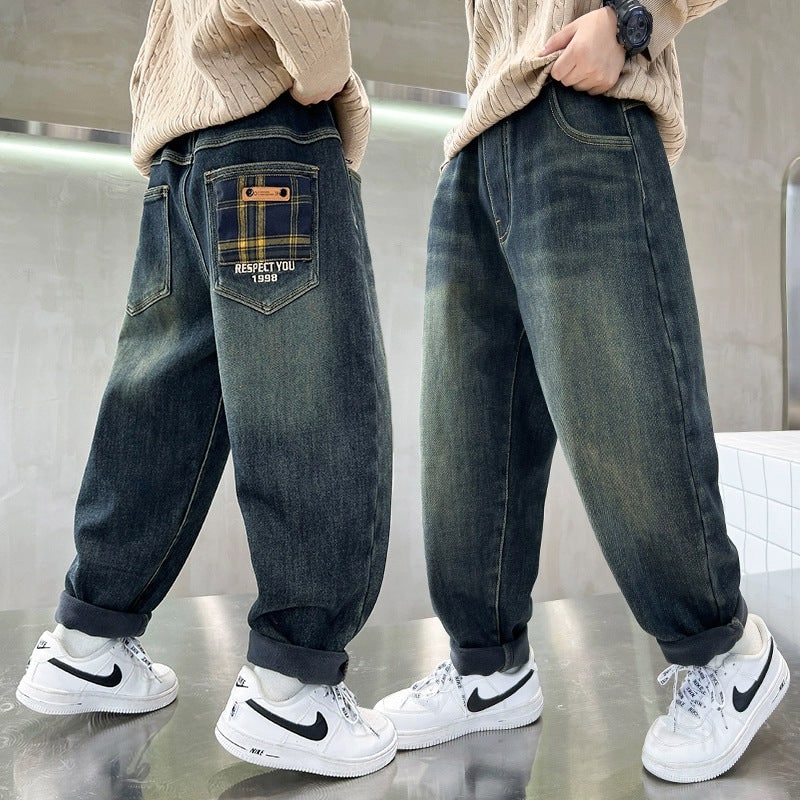 Jeans baggy uomo con vestibilità morbida, vita elasticizzata per comfort casual e tasche plaid. Look moderno e versatile.