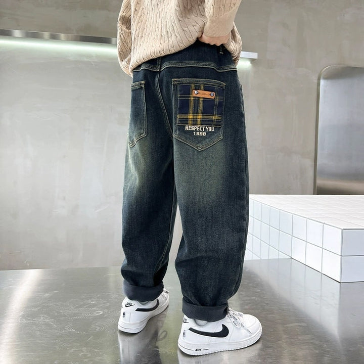 Uomo indossa jeans baggy a vita elasticizzata e tasche plaid, per un comfort elevato e uno stile casual alla moda.