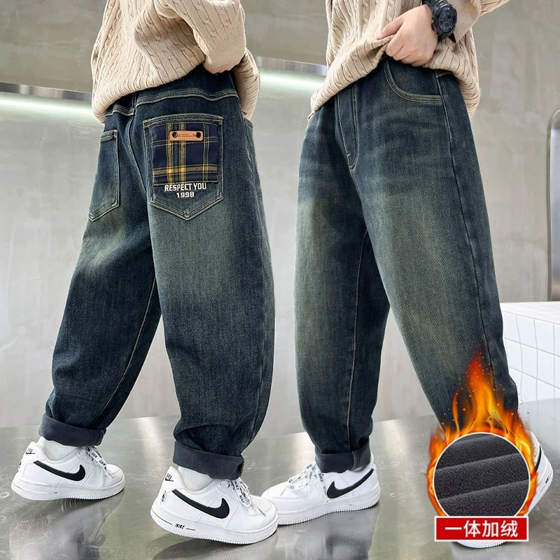 Tessuto jeans baggy da uomo, mostra la texture e il dettaglio delle tasche plaid. Vita elasticizzata per comodità.