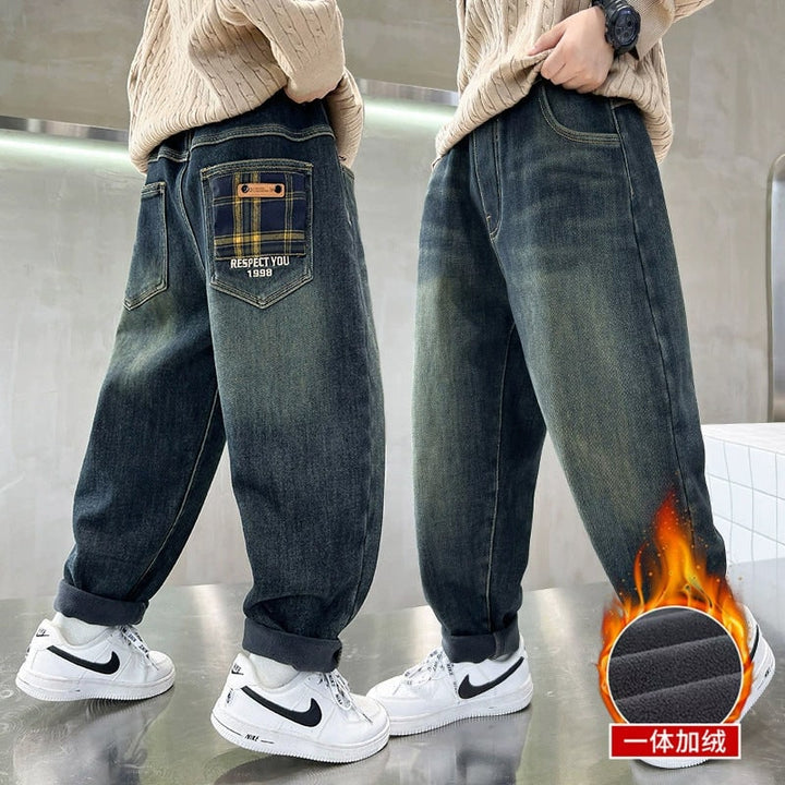 Tessuto jeans baggy da uomo, mostra la texture e il dettaglio delle tasche plaid. Vita elasticizzata per comodità.
