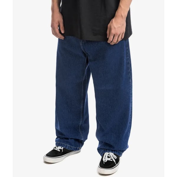 Jeans baggy uomo a vita bassa con distintive cuciture a contrasto. Look streetwear per moda urbana.