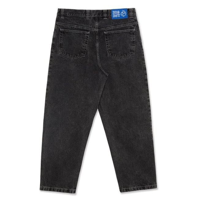 Jeans uomo baggy a vita bassa, tendenza moda urbana. Cuciture a contrasto e vestibilità larga comoda.