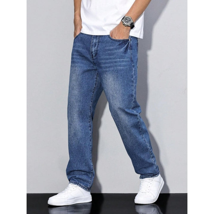 Jeans uomo larghi e comodi, perfetti per look quotidiani rilassati e pieni di stile.