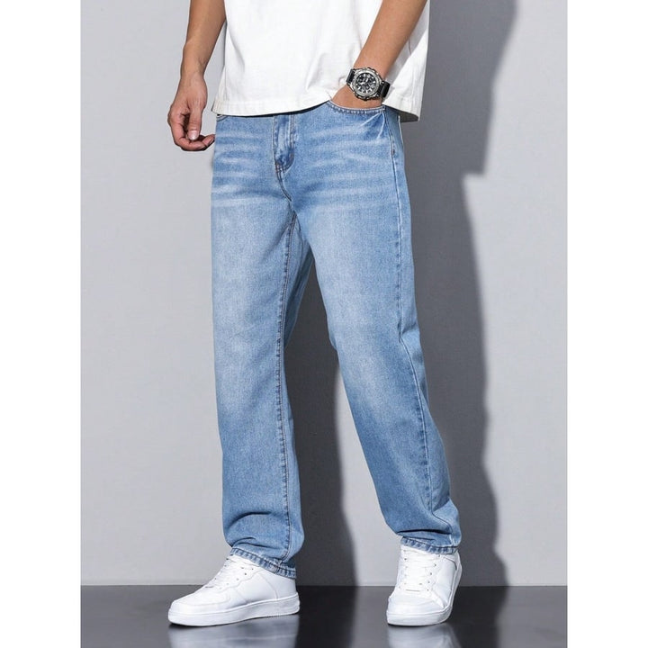 Moda streetwear uomo: jeans baggy rilassati e di tendenza, per un look unico.