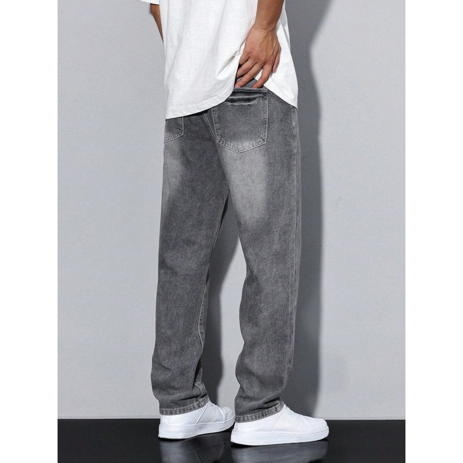 Jeans uomo alla moda, taglio baggy e gamba dritta, per un look casual e contemporaneo.
