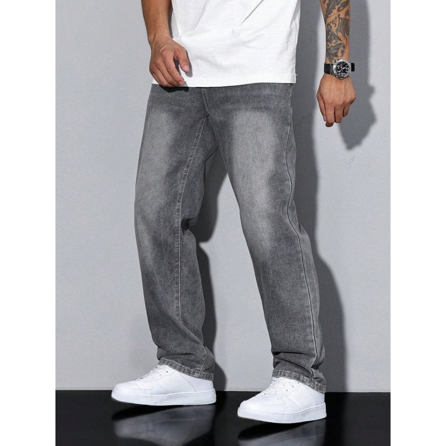 Jeans uomo larghi e rilassati, perfetti per un look streetwear comodo e di tendenza.