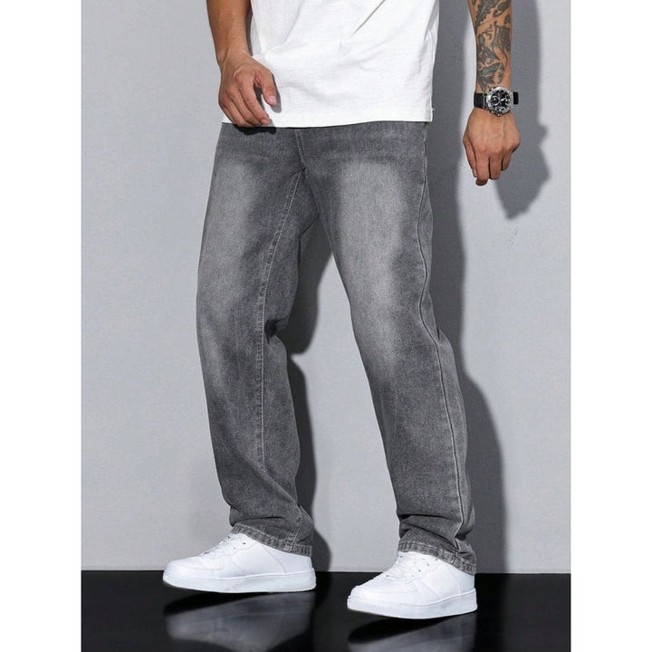 Jeans uomo larghi e rilassati, perfetti per un look streetwear comodo e di tendenza.