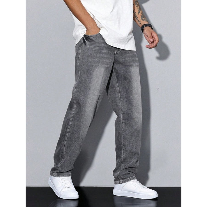 Pantaloni denim baggy uomo con gamba dritta, ideali per outfit casual e urbani.