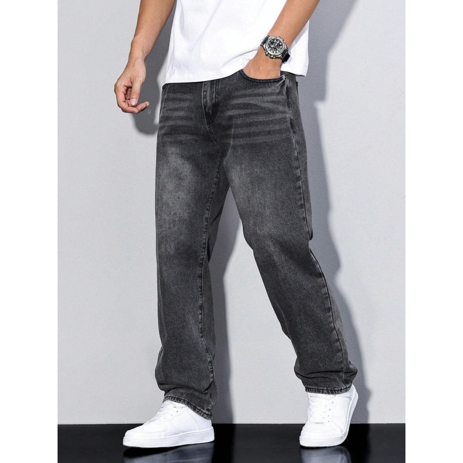 Moda uomo: jeans baggy comfort, essenziali per look casual quotidiani e contemporanei.