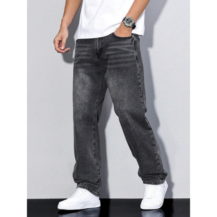 Moda uomo: jeans baggy comfort, essenziali per look casual quotidiani e contemporanei.