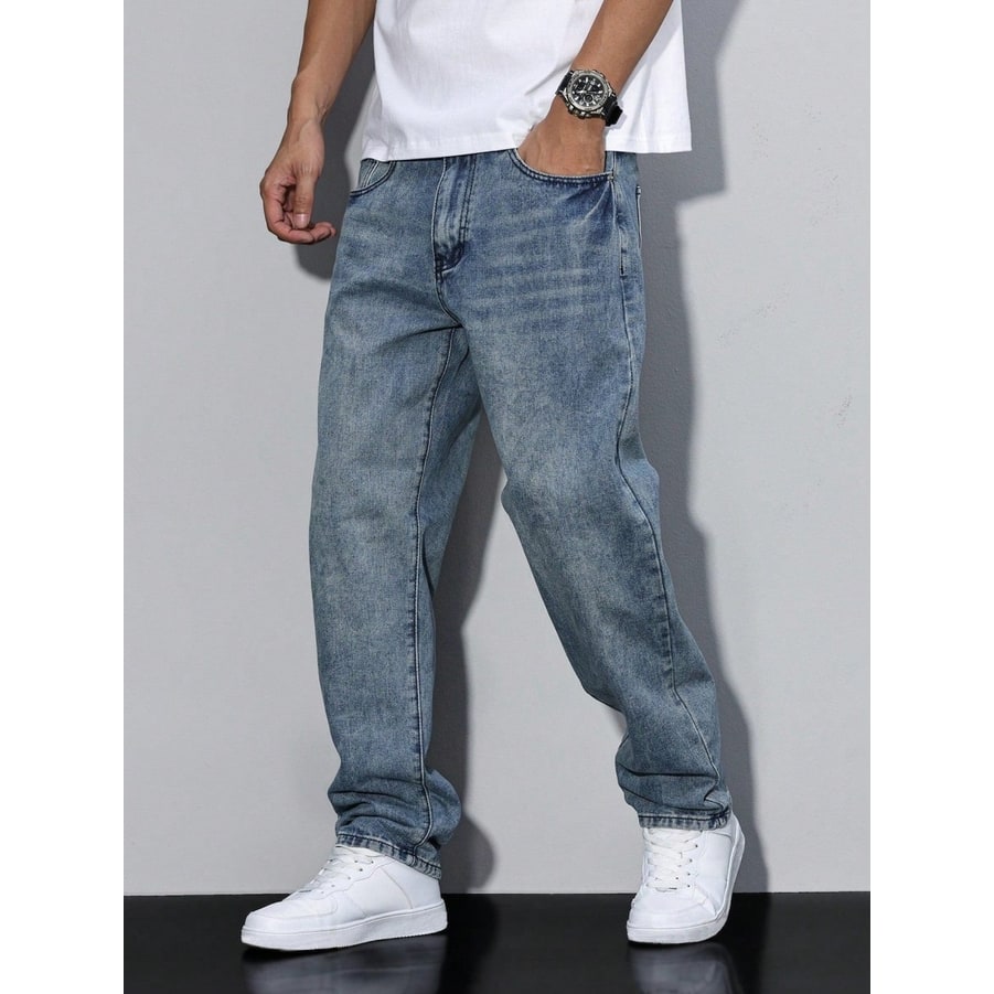 Jeans uomo streetwear, modello baggy a gamba dritta per un'estetica rilassata e cool.