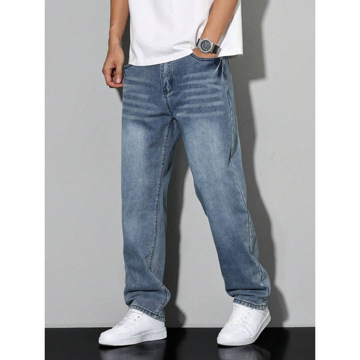 Stile casual uomo con jeans baggy a gamba dritta, versatili e di tendenza per ogni giorno.