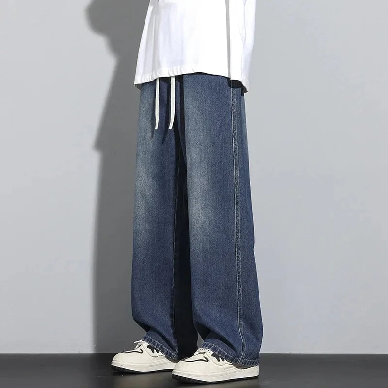 Uomo indossa jeans larghi dritti, vita regolabile, per un look casual-chic e streetwear. Perfetti per il tempo libero.