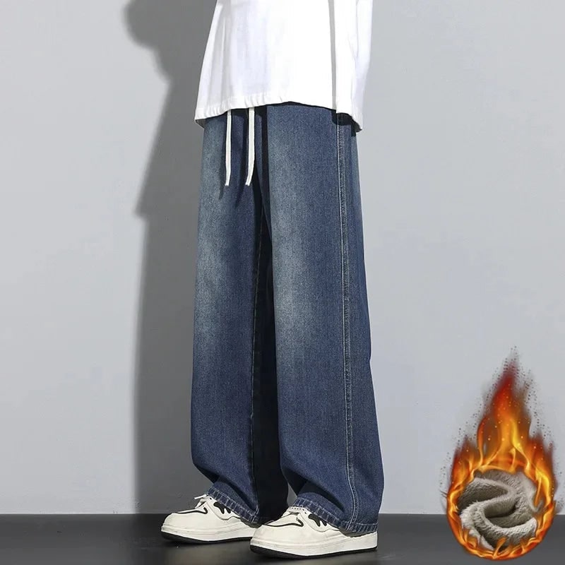 Jeans da uomo larghi a gamba dritta in denim resistente, con vita regolabile. Design versatile per moda maschile.