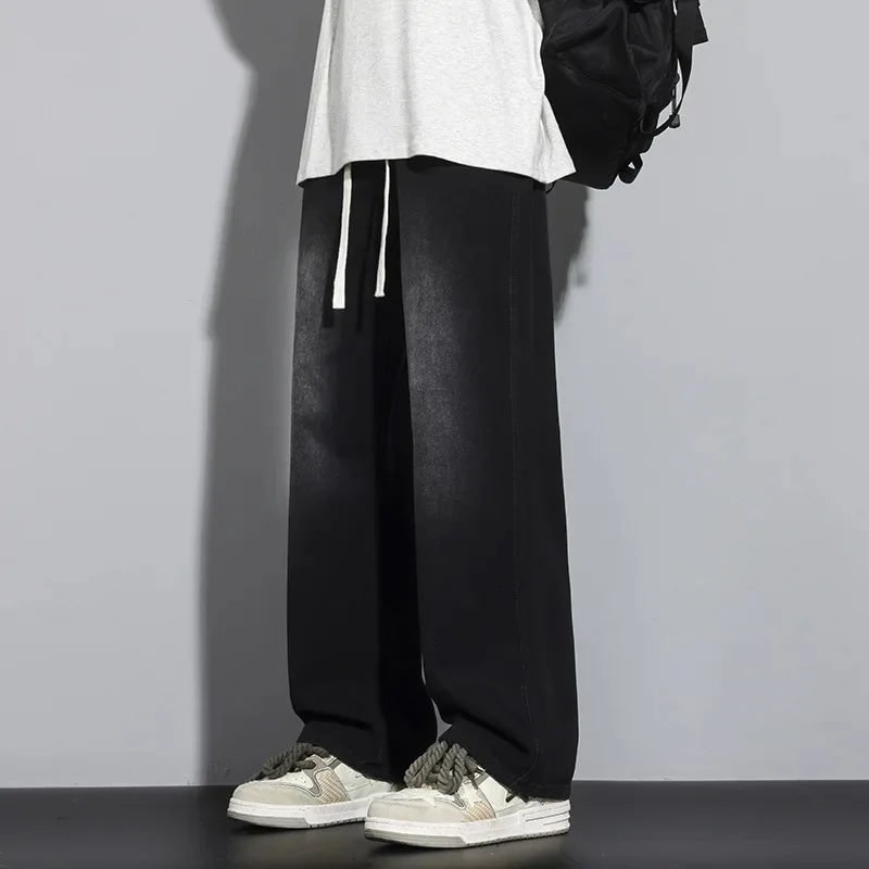 Jeans larghi da uomo a gamba dritta, vita regolabile. Stile casual per outfit quotidiani e streetwear.