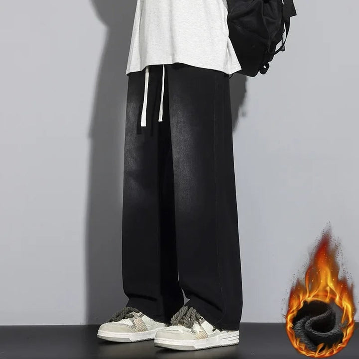 Dettaglio vita regolabile su jeans da uomo larghi a gamba dritta. Comfort e vestibilità personalizzata garantiti.
