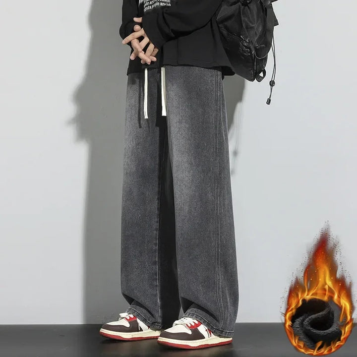Pantaloni jeans larghi da uomo a gamba dritta. Vita regolabile per massimo comfort e vestibilità casual.