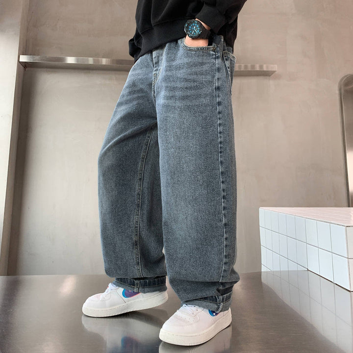 Jeans larghi uomo oversize con lavaggio faded, stile streetwear per un look casual e alla moda.