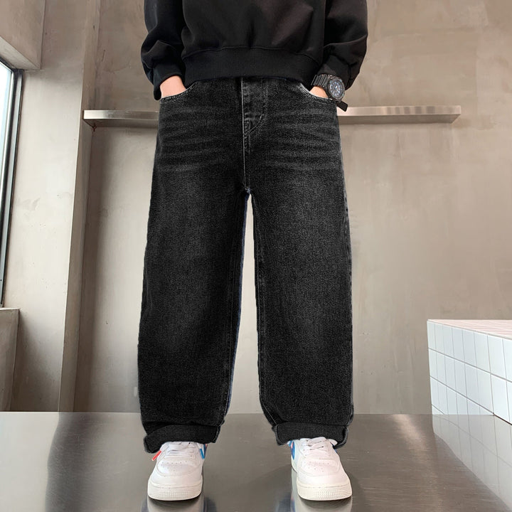 Tendenza uomo: jeans larghi oversize con lavaggio faded per uno stile streetwear moderno.