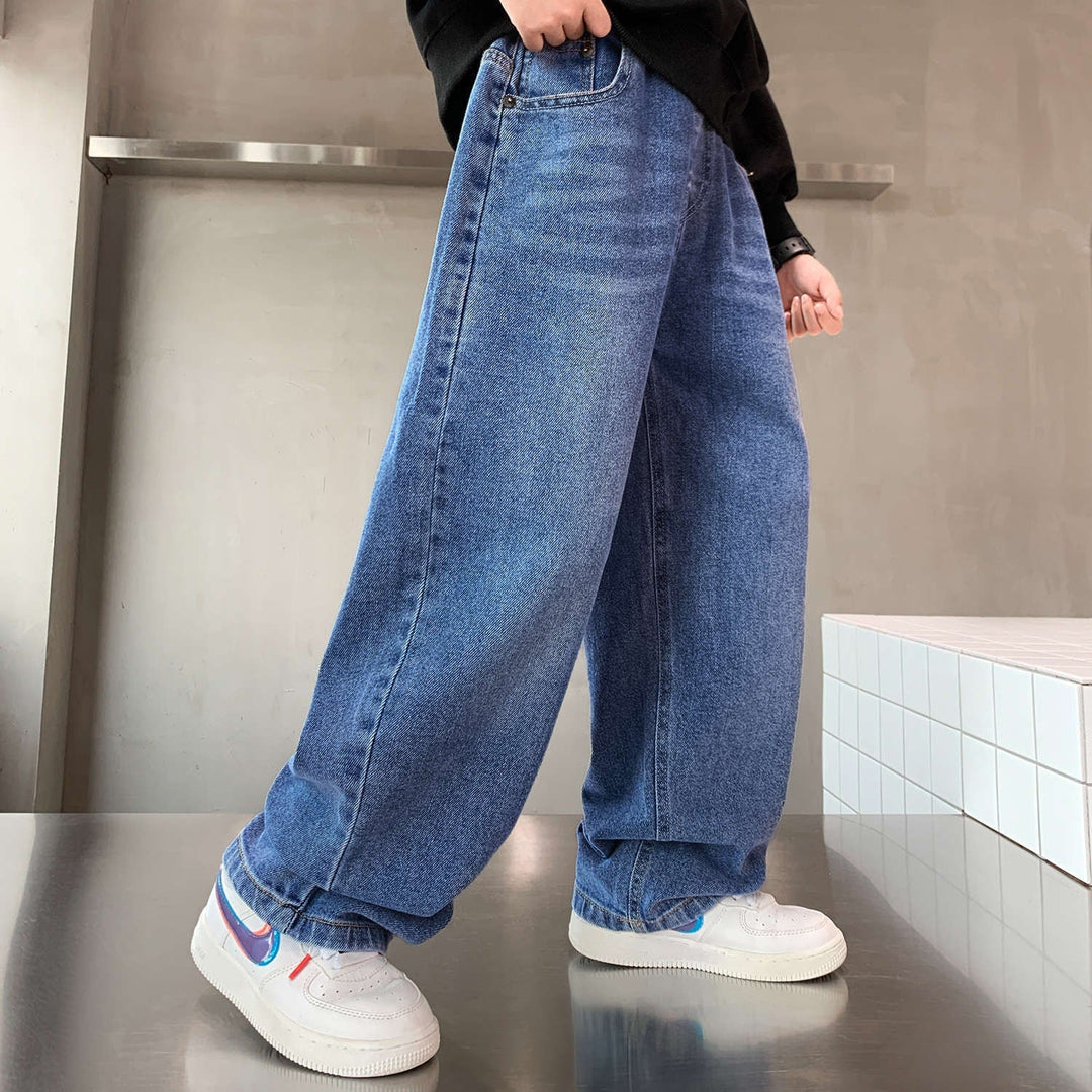 Abbigliamento streetwear: jeans larghi uomo lavaggio sbiadito, taglio oversize per la moda attuale.