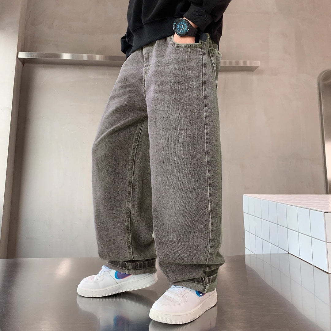 Jeans uomo oversize con lavaggio faded, perfetti per un look streetwear o casual da tutti i giorni.