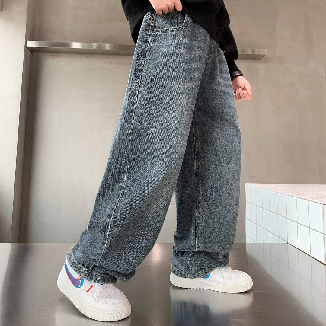 Pantaloni larghi uomo oversize con lavaggio faded, ideali per urban fashion e comfort quotidiano.