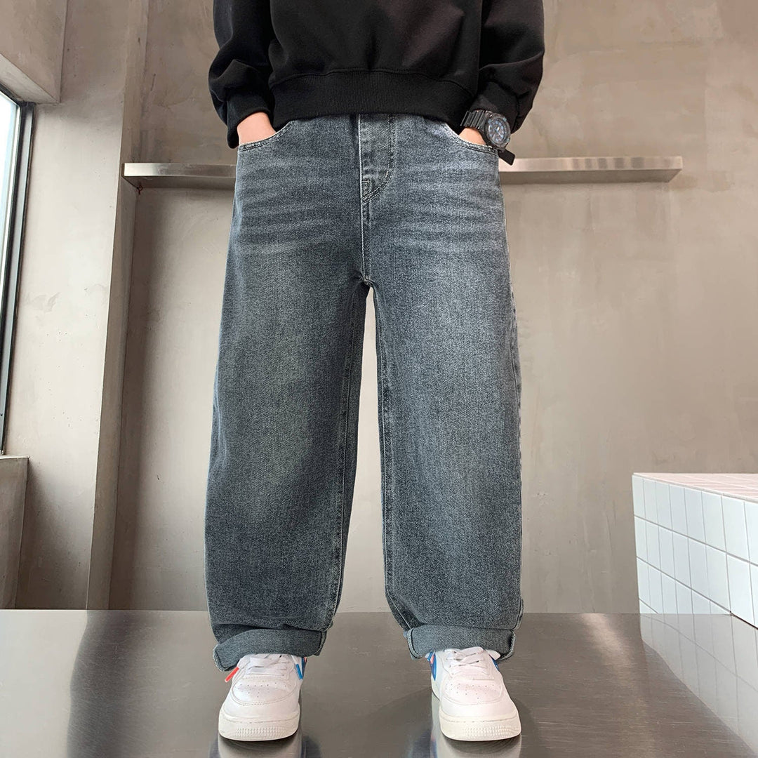 Moda uomo: jeans larghi e comodi con effetto faded, essenziali per lo stile casual urban.