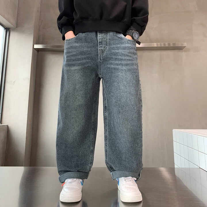 Moda uomo: jeans larghi e comodi con effetto faded, essenziali per lo stile casual urban.
