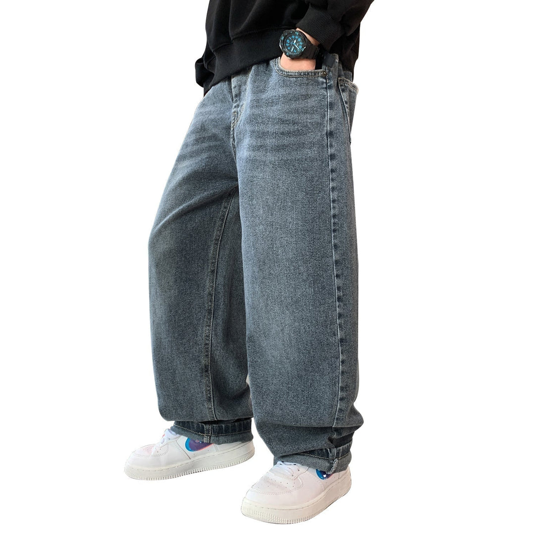 Jeans oversize uomo con lavaggio sbiadito, stile streetwear per un outfit rilassato e trendy.